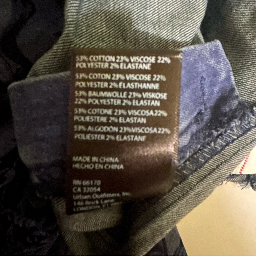 BDG Printed‎ Ruched Dipped V-Front Flare Jean size 28 - Picture 9 of 9